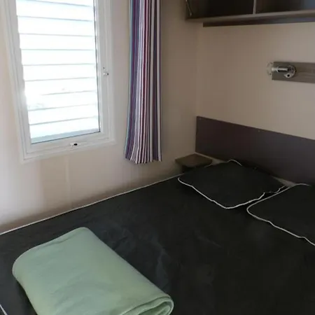 Mobil-home Cosy Pour 2 Avec Terrasse A Saint-sornin - Api-1-52-546 Kamp alanı *