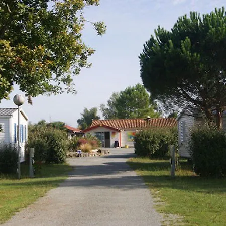Camping Mobil-home Cosy Pour 2 Avec Terrasse A Saint-sornin - Api-1-52-546 *